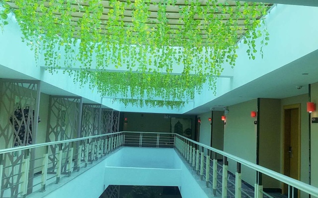 7 Days Premium Yueyang Baling Dong Road High speed Railway Station – Hotel Rooms – Yueyang