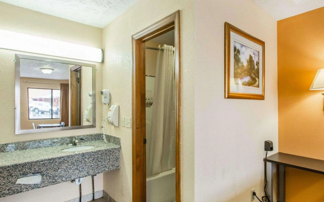 Econo Lodge North