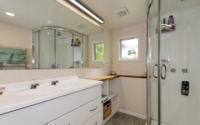 Surfer's Sunshine Cottage - Piha Holiday Home – Bathroom – Piha