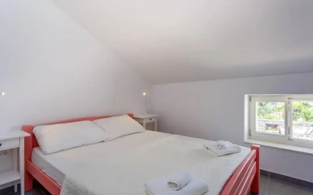 Impeccable 4-bed Apartment in Osor