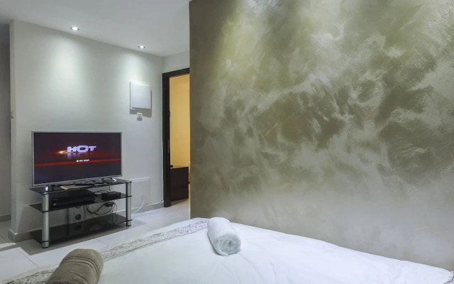 Luxury Suite By The Pool