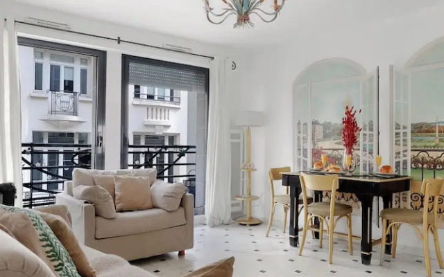 Stylish 2BR for 6 by Champs-Elysees