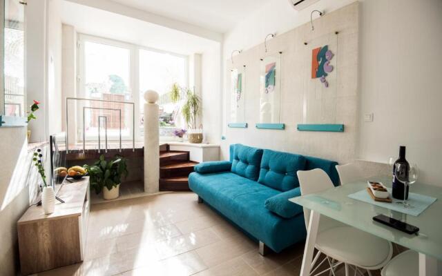 IBIS Your Cosy Oasis With Private Parking and Patio