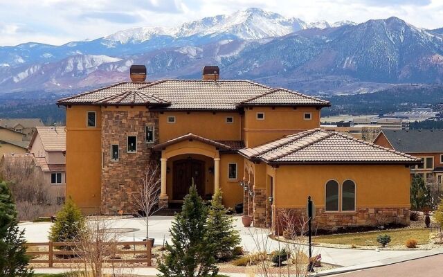 Chateau du Pikes Peak, a Tuscany Retreat