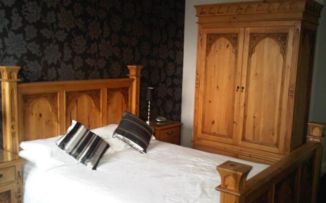 Crown Court Hotel & Bar.