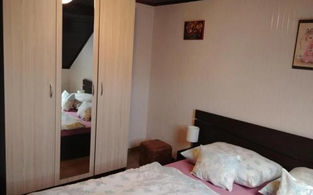 Crystal Apartement F