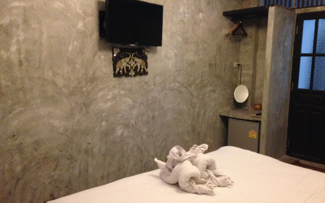 At Casa Guesthouse Amphawa