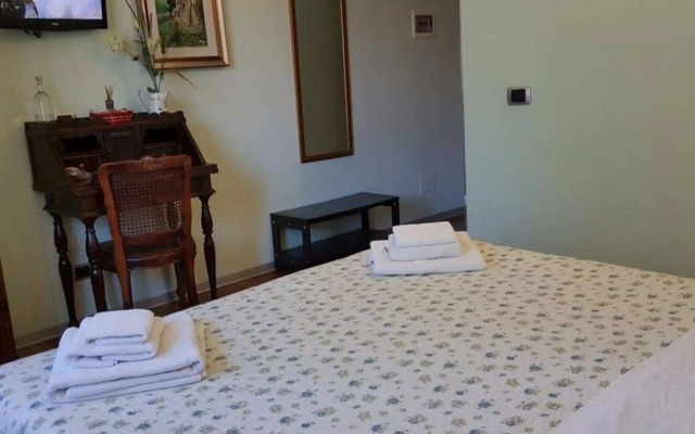 Aurelia Garden Gold Bed & Breakfast