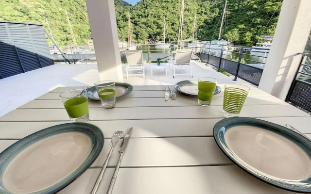 Marina Beach 2, between Anse Marcel marina and beach