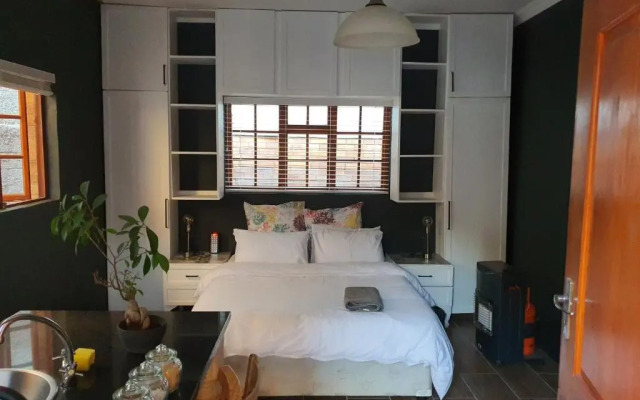 Melvilla Studio (Adults Only)