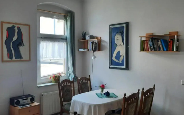 Kunstoase am blauen Haus