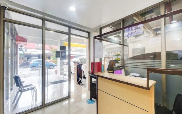 OYO 893 Dian Suites Makati