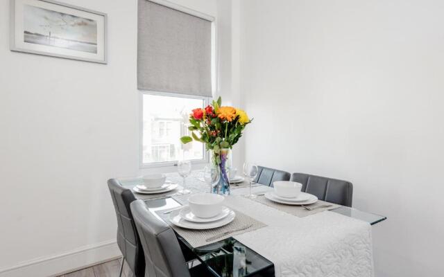 Luxury Apartment 2bed & Parking - East London - by Damask Homes