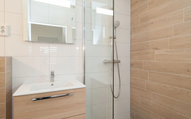 Comfy Lodge with 2 Bathrooms near Beach