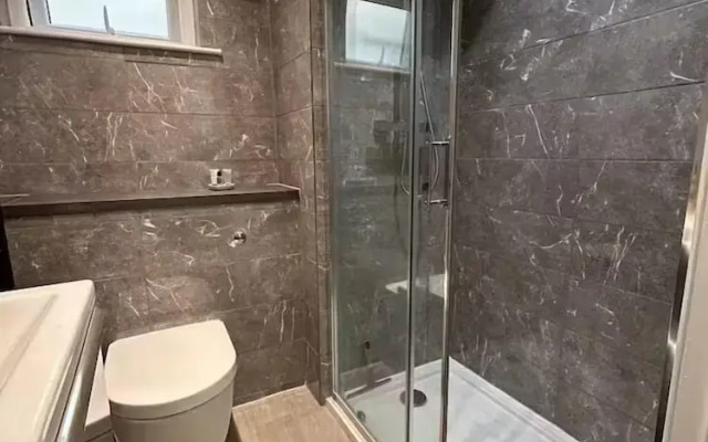 Stunning 1BR Apt in Central Cheltenham