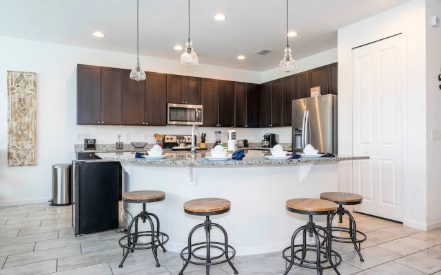 Spacious 6-bedroom Retreat Near Disney Parks