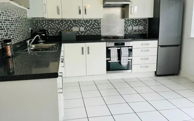 4-bed Charming Pet-friendly House w/ Garden