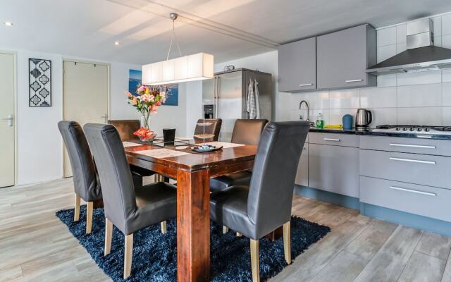 Modern Holiday Home in Badhoevedorp near the Lake