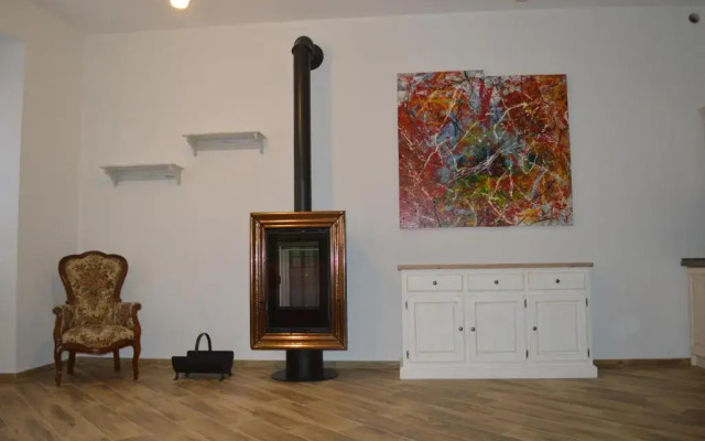 Parravicini Red Flower apartment