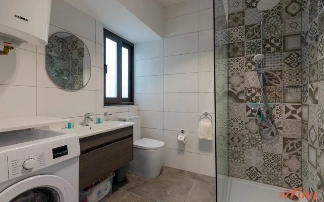 2 Bed Apartment w Distant Sea and Country Views