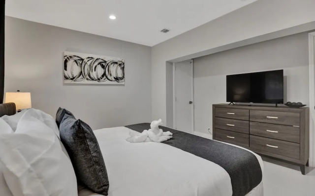 Renovated 5½ Bedroom Home/Heated Pool