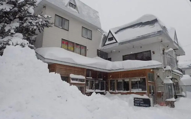 Hakuba Cortina Backpackers - Hostel