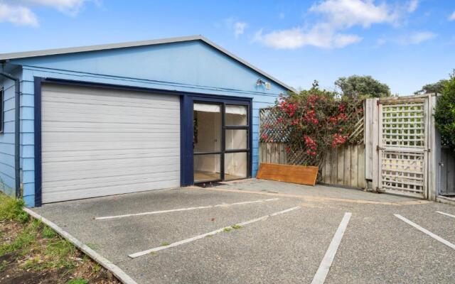 The Wee Blue Bach - Waikanae Beach Holiday Home