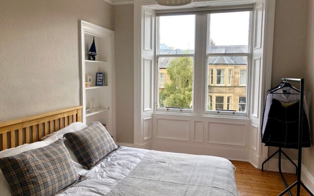 Traditional 3 Bedroom Tenement in Marchmont