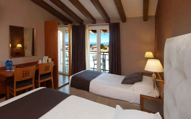 Hotel Clarin 14 by Dori