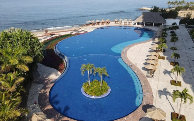 Spectacular Beachfront Garden House at Tres Mares