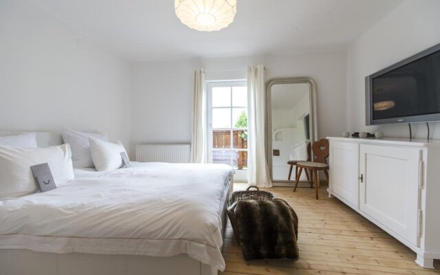 Holidaysun, Chalet Foresthouse, Detached Villa, 1000 qm garden, mountainview, whirlpool, BBQ&bikes&sunbeds for free