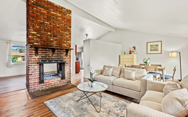 Perfect Family Home With Fireplace Spacious Yard