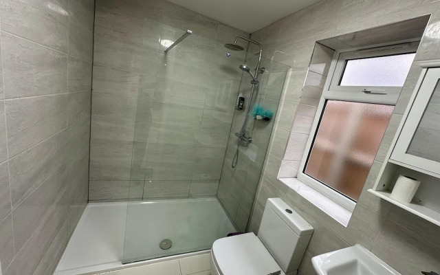 Separate One Bedroom Large Apartment in Slough