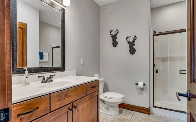 Rockwood Lake Lodge 7 Bedroom Home by RedAwning