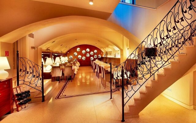Roset Hotel & Residence