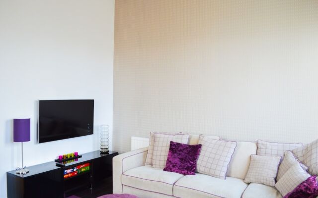 Traditional 2 Bedroom Home in Edinburgh