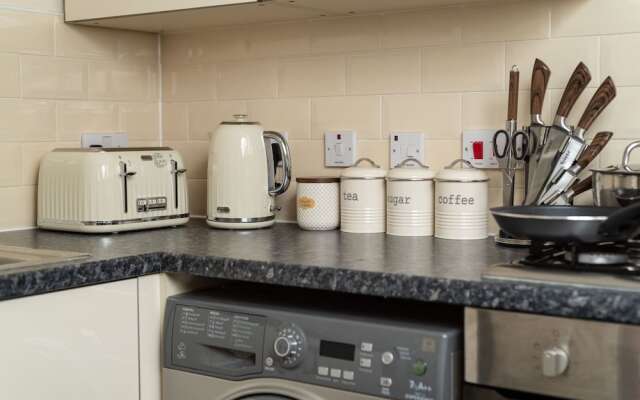 Luxury 2 Bed Flat by the Canal