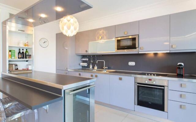 Martinez Hotel Area: Modern 3 Bedrooms W/ Terrace