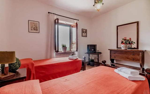 Beautiful 2-storey villa in Todi (room for 18)