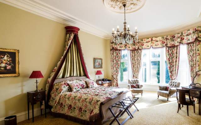 Crossbasket Castle Hotel & Restaurant