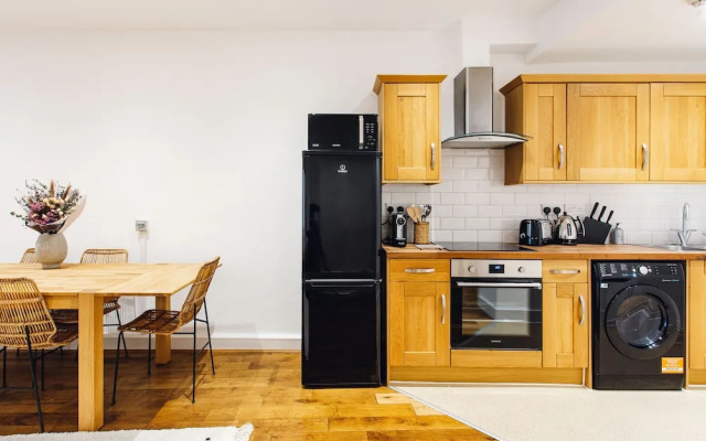 2 Bed Apartment Right on Trafalgar Square