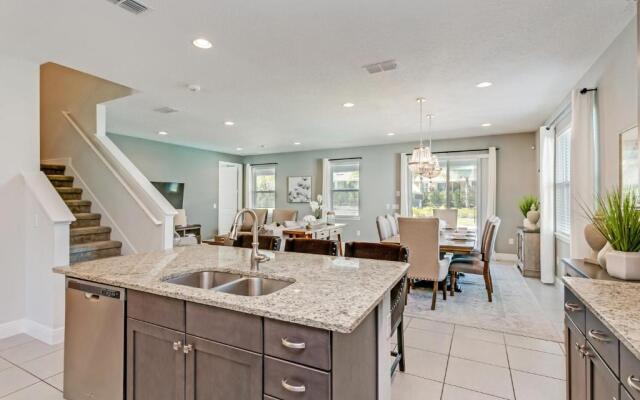 8 Bedroom Vacation Home with Pool 2114