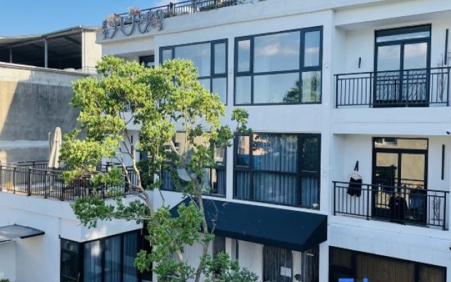 Eight or nine residential rooms in East Lake – Exterior – Wuhan