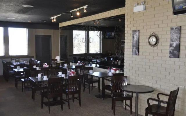 Twin Pine Inn & Suites
