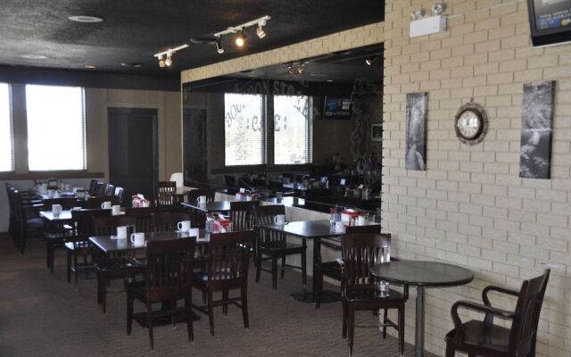 Twin Pine Inn & Suites