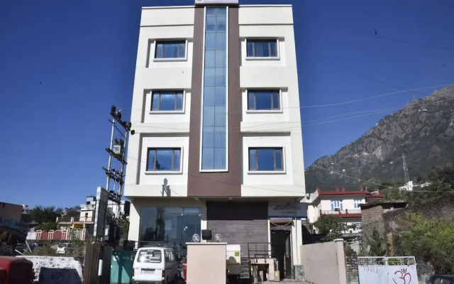 OYO 10753 Hotel Triund Regency
