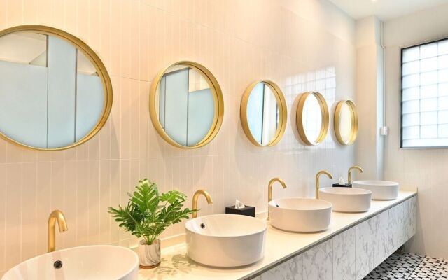 Dream Chaser Boutique Capsule Hotel