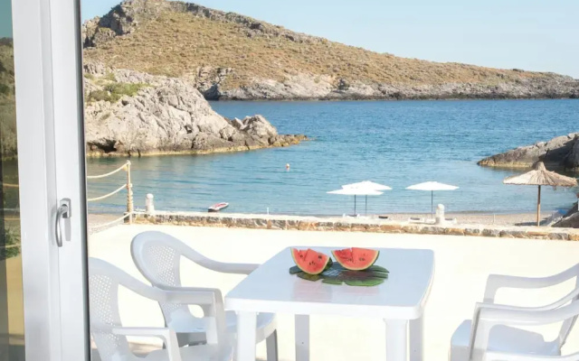 Beachfront Studio Kyma West