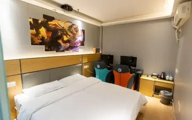 Huayi Hotel (Zuibaichi Subway Station Branch)