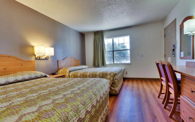 Studio 6 Dallas-Garland / Northeast
